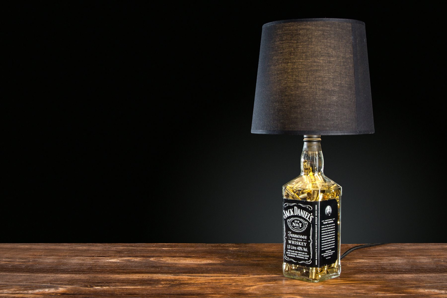 Product picture 3 of 'лампа настільна з гільзами 9х19мм в пляшці Jack Daniels'